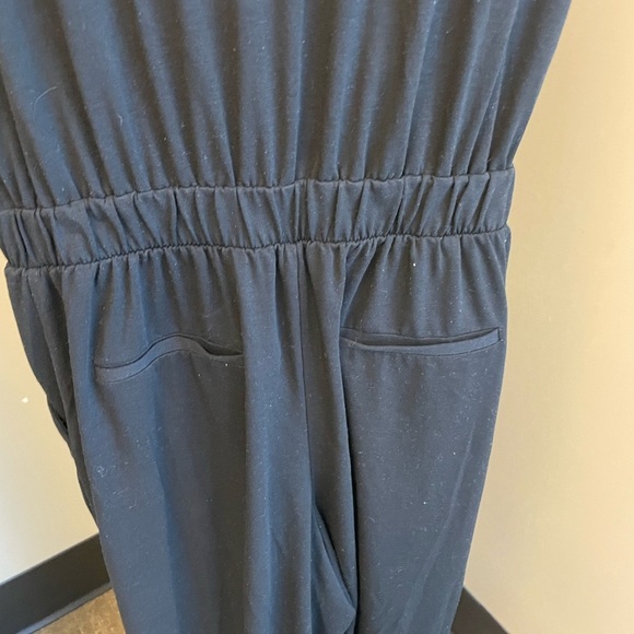 Uniqlo black sleeveless stretchy v-neck long jumpsuit pockets women’s size XS - Picture 2 of 4
